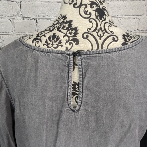 Gap Women's Long Flare Sleeve Chambray Size Medium popover Top Keyhole Back b12 - Picture 8 of 10